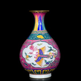 An Exquisite Wucai Painted Gold Flower and Phoenix Pattern Vase