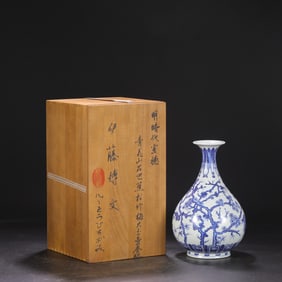 An Exquisite Blue and White Pine, Bamboo and Plum Blossom Pattern Vase