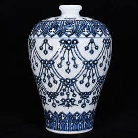 A Huge Blue and White Pendant Pattern Vase