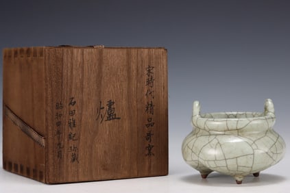 An Exquisite Ge yao Double-Ears and Tripod Censer