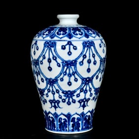 A Rare Blue and White Rosary Pattern Vase