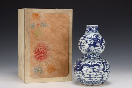 An Exquisite Blue and White Auspicious Cloud and Dragon Pattern Gourd-Shaped Vase