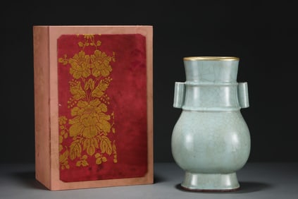 A Rare Guan yao Cover with Gold Double-Ears Vase
