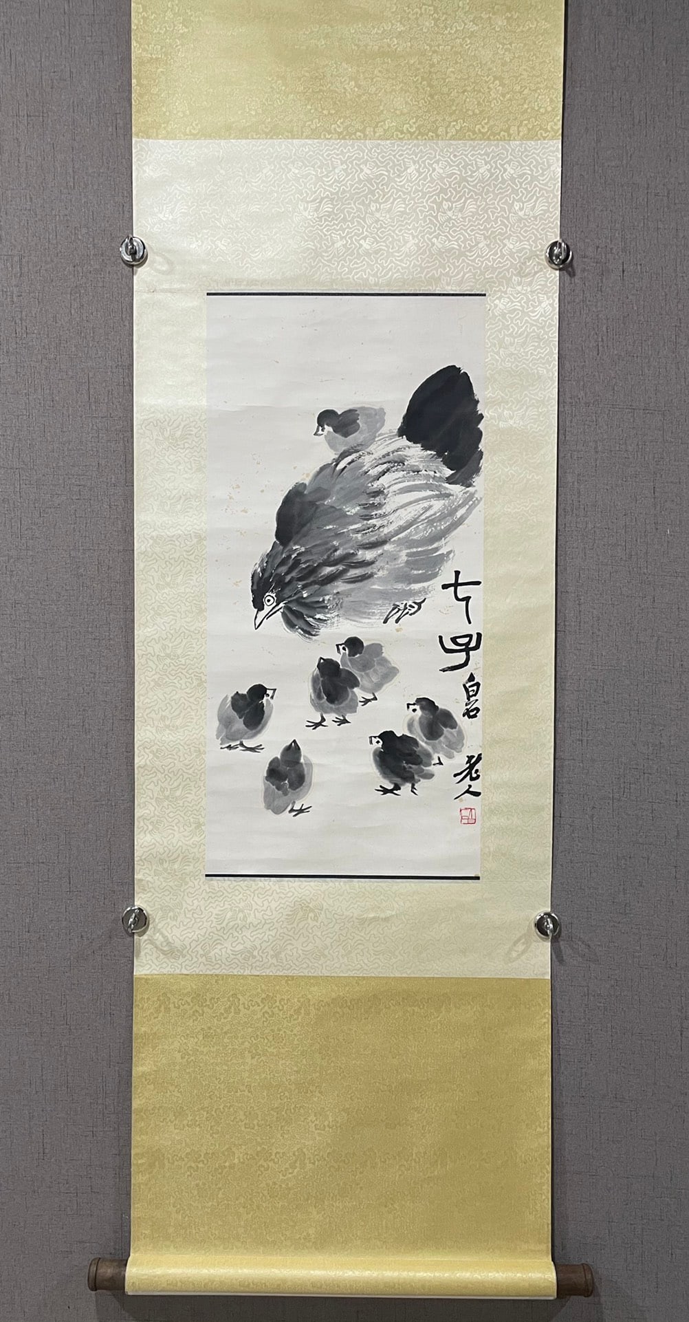 A Chinese Vertical Scroll Ink Painting of Chook on Paper,Qi Baishi: A Chinese Vertical Scroll Ink Painting of Chook on Paper,Qi Baishi,Size:26.8inx13in 一幅中国水墨鸡图立轴,齐白石