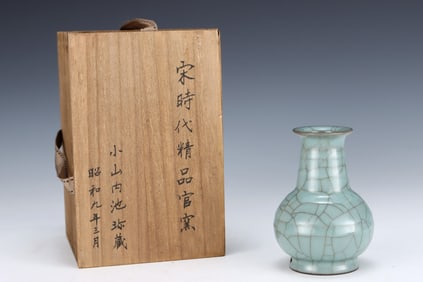 An Exquisite Guan yao Vase