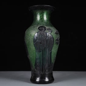 An Exquisite Glass Figure Pattern Vase