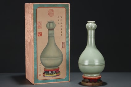 A Rare Longquan yao Celadon Vase