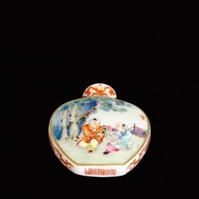 An Exquisite Figure Pattern Snuff Bottle