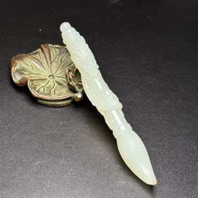 An Exquisite White Jade Dragon Pattern Brush