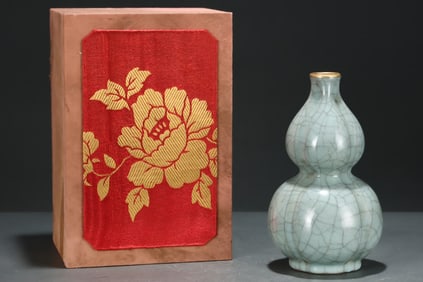 An Exquisite Guan yao Cover with Gold Gourd-Shaped Vase