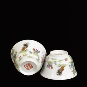 A Pair of Exquisite Figure and Rooster Pattern Cups