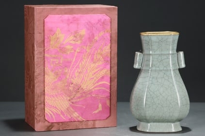 An Exquisite Guan yao Cover with Gold Double-Ears Vase