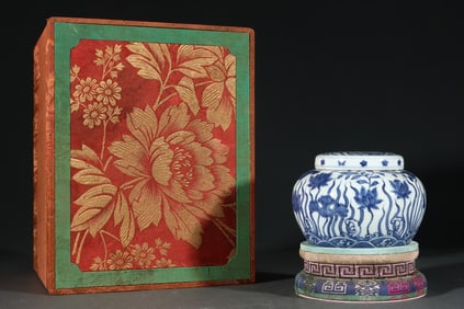 An Exquisite Blue and White Lotus Pattern Jar, With Cover