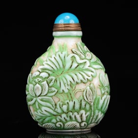 An Exquisite Glass Lotus and Crane Pattern Snuff Bottle