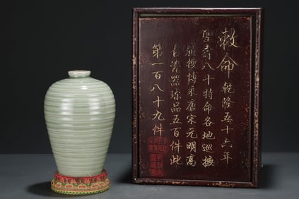 An Exquisite Longquan yao Vase