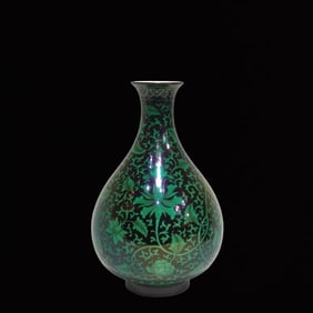 An Exquisite Green Ground Lotus Pattern Vase