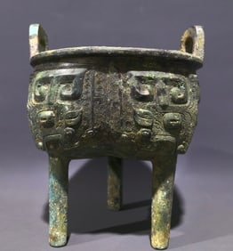 An Archaic Bronze Taotie Pattern Double-Ears and Tripod Censer¥2600