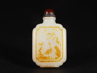 An Exquisite White Jade Pine and Crane Pattern Snuff Bottle