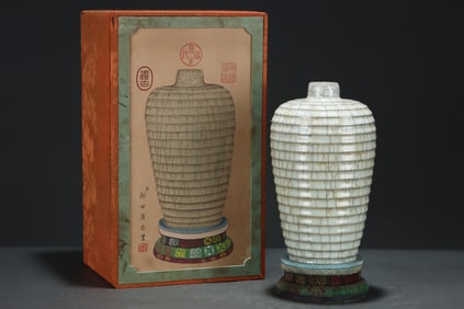 An Exquisite Guan yao Vase