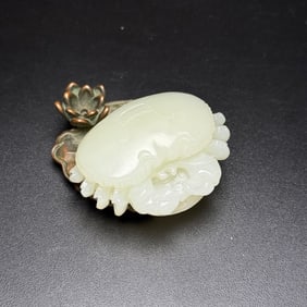 An Exquisite White Jade Crab Hand Piece