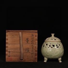 An Exquisite Yue yao Celadon Glazed Dragon Pattern Tripod Censer