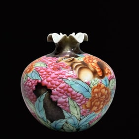 An Exquisite Enamel Squirrel and Grapes Pattern Pomegranate-Shaped Vase