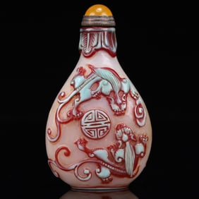 An Exquisite Glass Pine and Beast Pattern Snuff Bottle