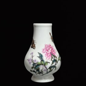 An Exquisite Enamel Flower and Butterfly Pattern Vase,With Poem