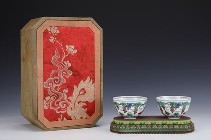 A Pair of Exquisite Doucai Grapes Pattern Cups