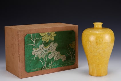 An Exquisite Yellow Glazed Dragon Pattern Vase