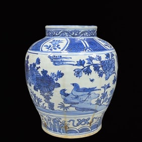 An Exquisite Blue and White Flower and Bird Pattern Jar