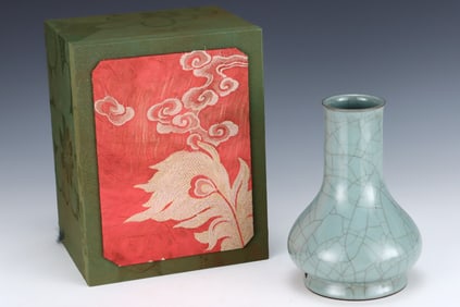 An Exquisite Guan yao Vase, with an Imperial Poem by Emperor Qianlong