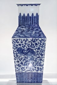 A Rare Blue and White Phoenix Pattern and Flower Pattern Vase?