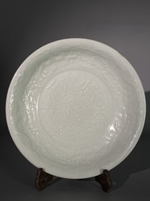 A Rare Doucai Grape Pattern Inner Carved Dragon Pattern Plate