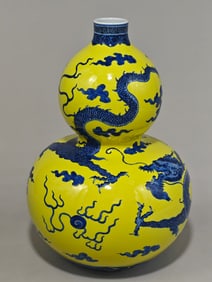A Rare Blue and White Yellow ground Dragon Pattern Gourd Vase