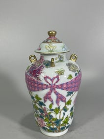 A Rare Famille-Rose  Flower Pattern Butterfly Pattern Outline in Gold Jar