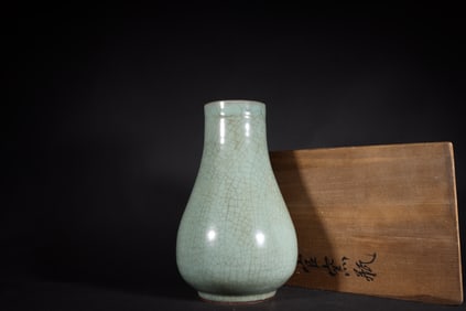 A Rare Guan yao Celadon Glazed Vase?