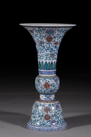 A Rare Blue and white doucai interlocking flower pattern vase