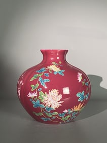 A Rare Ruby Red Ground Flower Pattern Vase
