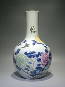 A Rare Blue and White Famille-Rose Flower Pattern Vase?