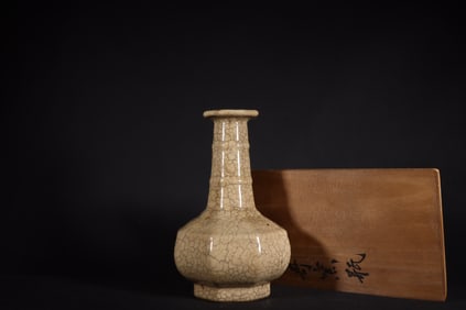 A Rare Ge yao Beige Glazed Vase?