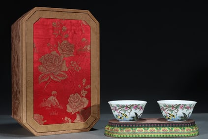 A pair of Rare Famille-Rose Outline in gold Flower and Bird Pattern Cup,With poem