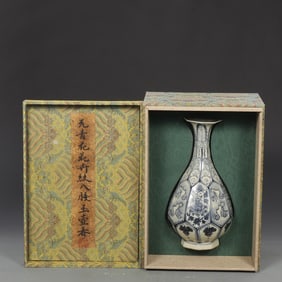A Rare Blue-and-white Flower Pattern Octagonal Vase