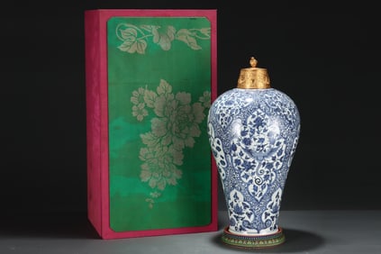 A Rare Blue and white lotus mandarin duck phoenix pattern vase
