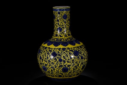 A Rare Blue and white yellow ground interlocking lotus pattern flower pattern vase