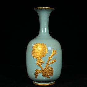An Exquisite Ru yao Cover with Gold Inlaid Gold Flower Pattern Vase