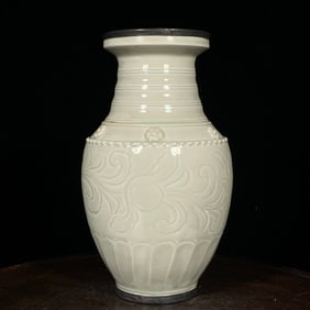 An Exquisite Ding yao Cover with Silver Flower Pattern Vase
