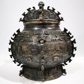 An Archaic Bronze Dragon Pattern Food Vessel,With Inscription