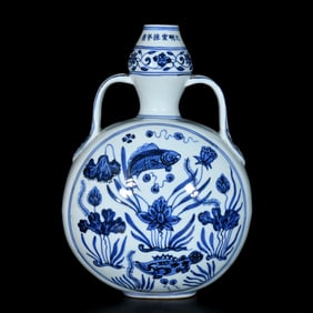 An Exquisite Blue and White Fish and Algae Pattern Double-Ears Vase
