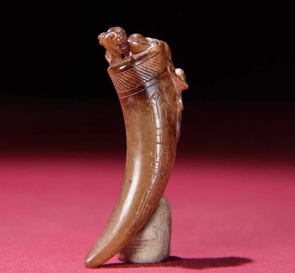 An Exquisite White Jade Chi-Dragon Pattern Pendant,With Inscription (1 of 5)